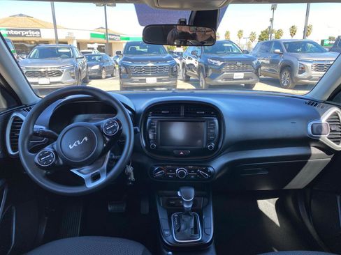 Used 2025 Kia Soul LX w/ LX Technology Package FWD image 31
