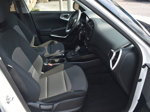 Used 2025 Kia Soul LX w/ LX Technology Package FWD image 25
