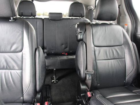 Used 2017 Toyota Sienna SE Premium image 24