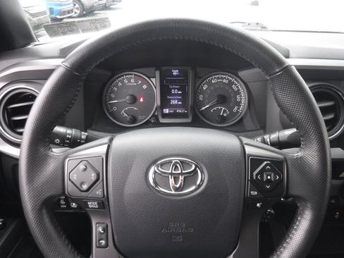 Used 2017 Toyota Tacoma TRD Sport image 40