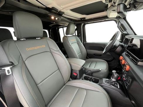Used 2025 Jeep Gladiator Mojave AWD/4WD image 19