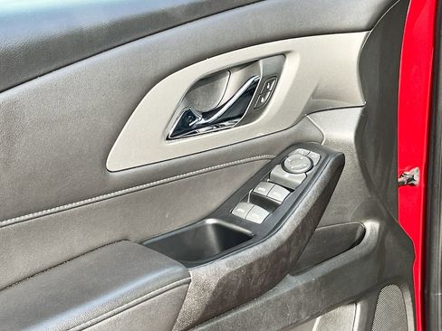 Used 2023 Chevrolet Traverse LT image 17