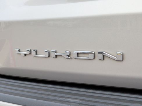 Used 2024 GMC Yukon Denali w/ Advanced Technology Package image 11