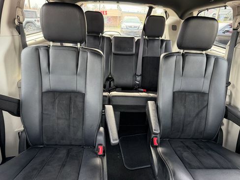 Used 2017 Dodge Grand Caravan SXT w/ Driver Convenience Group image 18