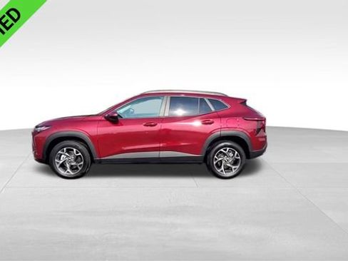 Used 2025 Chevrolet Trax LT w/ LT Convenience Package image 6