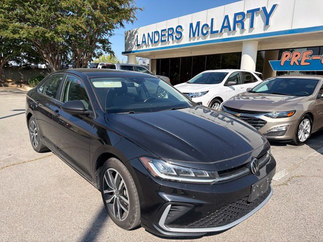 Used 2025 Volkswagen Jetta SE FWD image 1