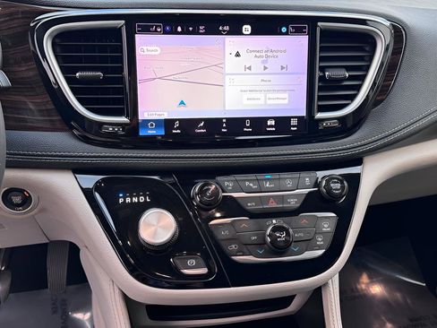 Used 2022 Chrysler Pacifica Limited image 7