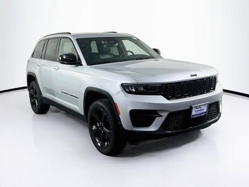 Used 2023 Jeep Grand Cherokee Altitude AWD/4WD image 3