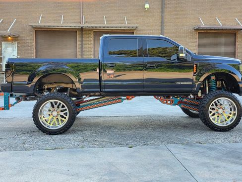 Used 2022 Ford F250 Lariat w/ Black Appearance Package AWD/4WD image 8