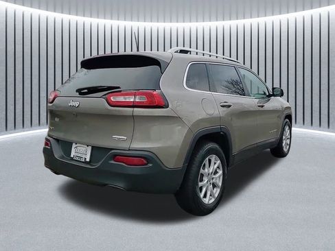 Used 2017 Jeep Cherokee Latitude image 3