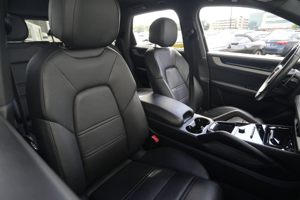 Used 2024 Porsche Cayenne S w/ Sport Chrono Package AWD/4WD image 31