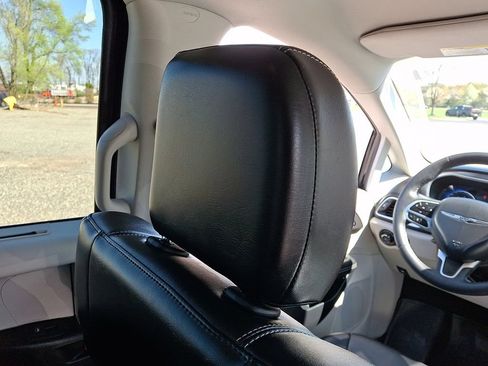 Used 2024 Chrysler Pacifica Touring-L FWD image 14