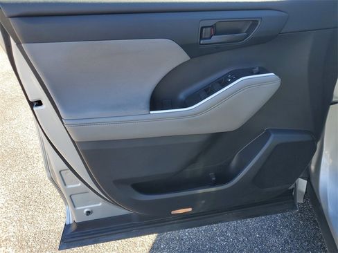 Used 2021 Toyota Highlander LE image 8