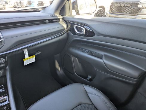 New 2026 Jeep Compass Latitude image 16