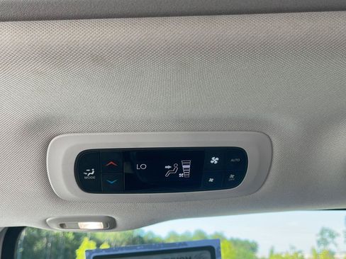 Used 2023 Chrysler Pacifica Limited FWD image 34