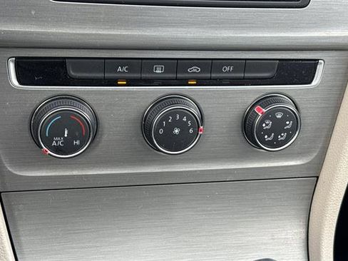 Used 2016 Volkswagen Golf S image 18