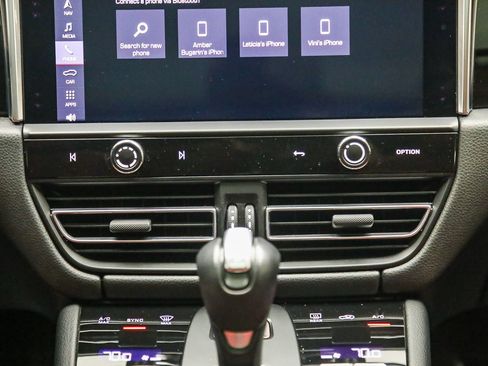 Certified 2023 Porsche Macan AWD/4WD image 19