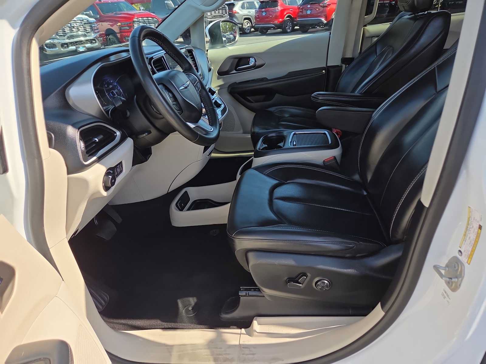 Used 2023 Chrysler Pacifica Touring-L FWD image 19
