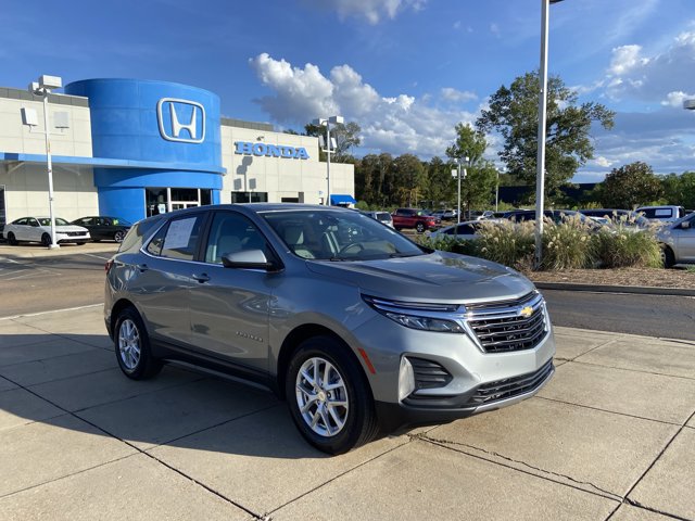 Used 2023 Chevrolet Equinox LT w/ Driver Convenience Package FWD image 2