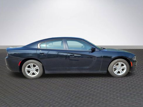Used 2019 Dodge Charger SXT RWD image 4