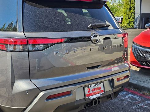 New 2026 Nissan Pathfinder SL AWD/4WD image 10