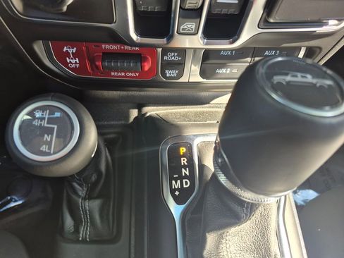 Used 2025 Jeep Gladiator Rubicon w/ Safety Group AWD/4WD image 16