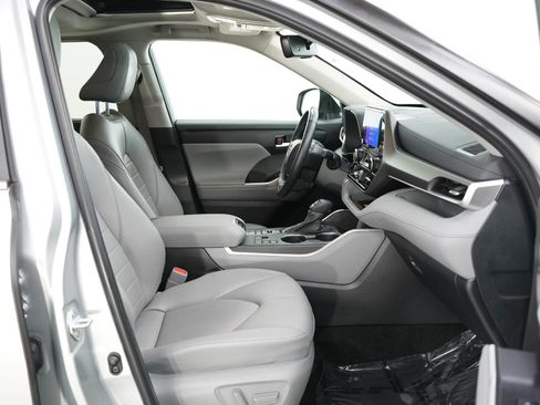 Used 2024 Toyota Highlander XLE AWD/4WD image 11