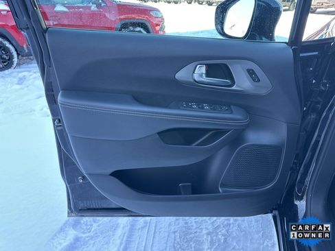 Used 2025 Chrysler Pacifica Select image 59