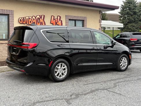 Used 2024 Chrysler Pacifica Touring-L image 2