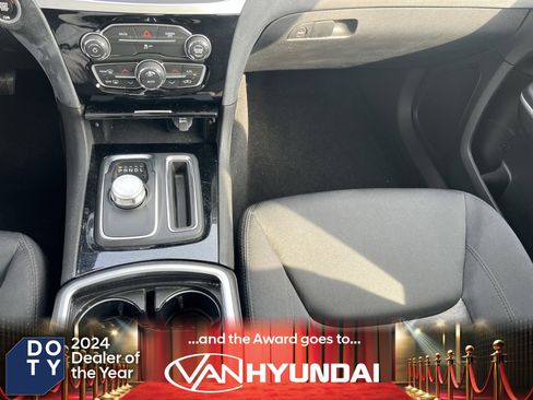 Used 2023 Chrysler 300 Touring w/ Sport Appearance Package image 32