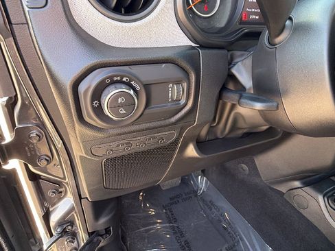 Used 2025 Jeep Gladiator Sport image 25