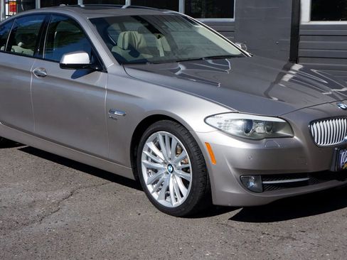 Used 2011 BMW 550i xDrive Sedan image 8