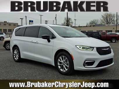 Used 2025 Chrysler Pacifica Select