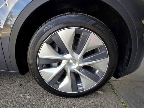 Used 2023 Tesla Model Y Long Range image 23