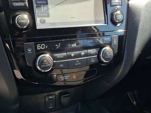 Used 2016 Nissan Rogue SV w/ SV Premium Package image 14