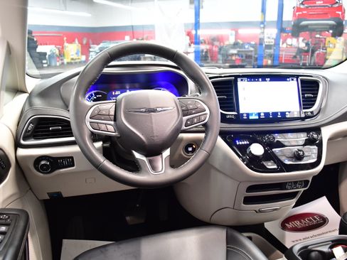 Used 2024 Chrysler Pacifica Touring-L FWD image 10
