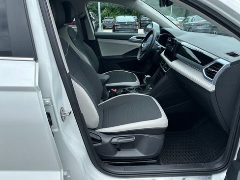 Certified 2025 Volkswagen Taos SE w/ Panoramic Sunroof Package AWD/4WD image 35
