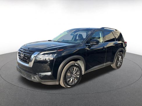 Used 2025 Nissan Pathfinder SV image 8