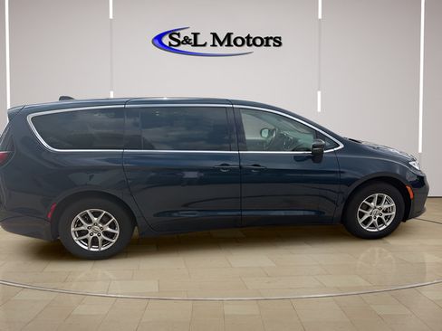 Certified 2024 Chrysler Pacifica Touring-L FWD image 8