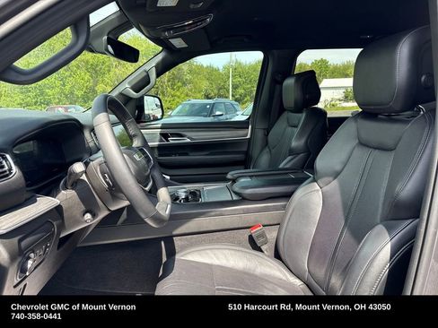 Used 2024 Jeep Wagoneer L Series II w/ Flexible Seating Group AWD/4WD image 11