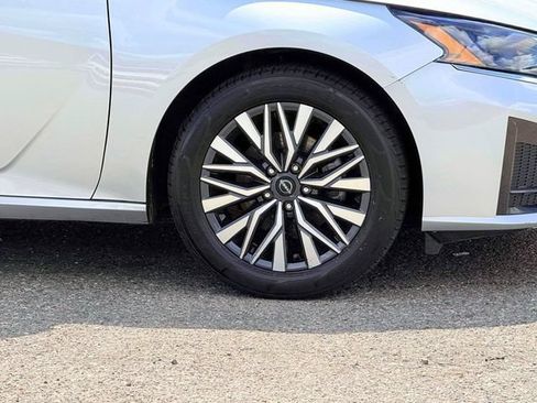 Used 2024 Nissan Altima 2.5 SV FWD image 9
