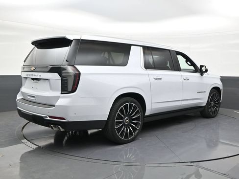 Used 2026 Chevrolet Suburban High Country AWD/4WD image 5