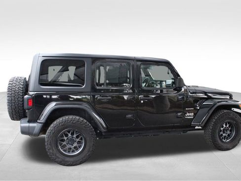 Used 2018 Jeep Wrangler Unlimited Sahara AWD/4WD image 17