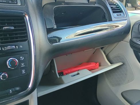 Used 2019 Dodge Grand Caravan SXT FWD image 17