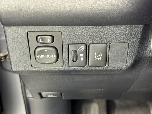 Used 2017 Toyota RAV4 Limited image 16