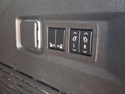 Used 2023 GMC Yukon Denali Ultimate AWD/4WD image 36