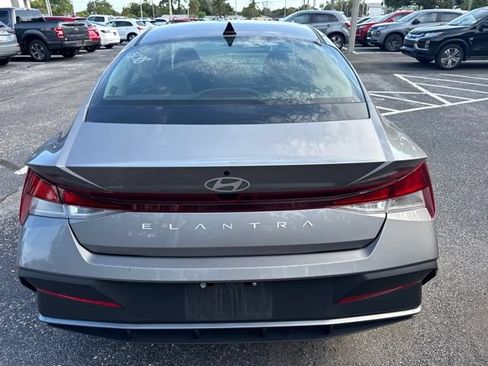 Used 2024 Hyundai Elantra SEL FWD image 5