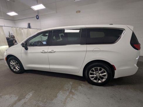Certified 2026 Chrysler Pacifica Limited AWD/4WD image 10
