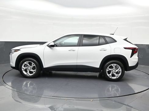 Used 2024 Chevrolet Trax LS w/ LS Convenience Package FWD image 2