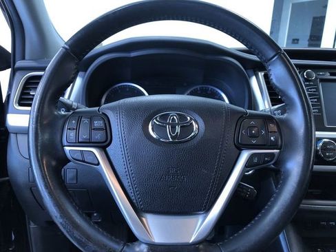 Used 2019 Toyota Highlander XLE AWD/4WD image 27